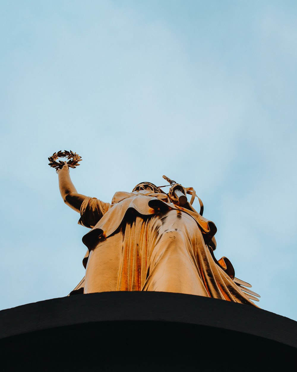 una estatua de una persona sosteniendo una antorcha