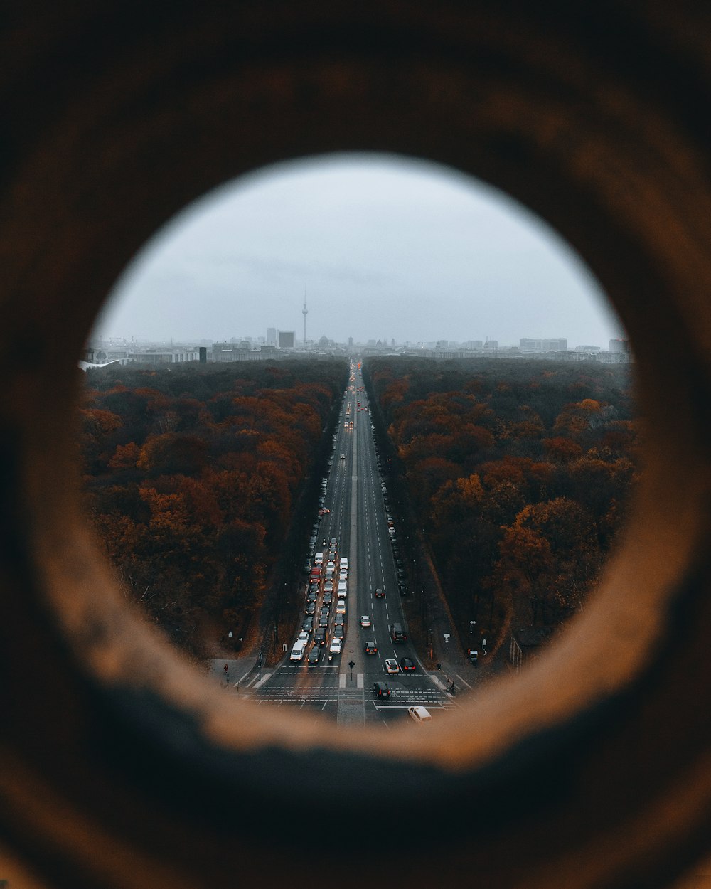 una vista di una città da una finestra