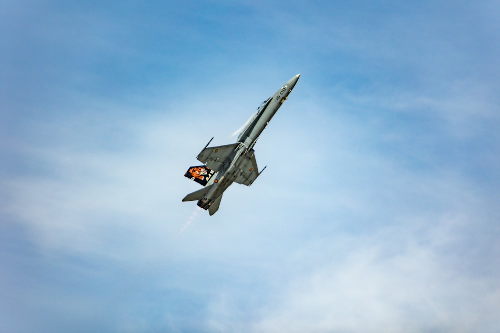 Un jet da combattimento che vola nell'aria