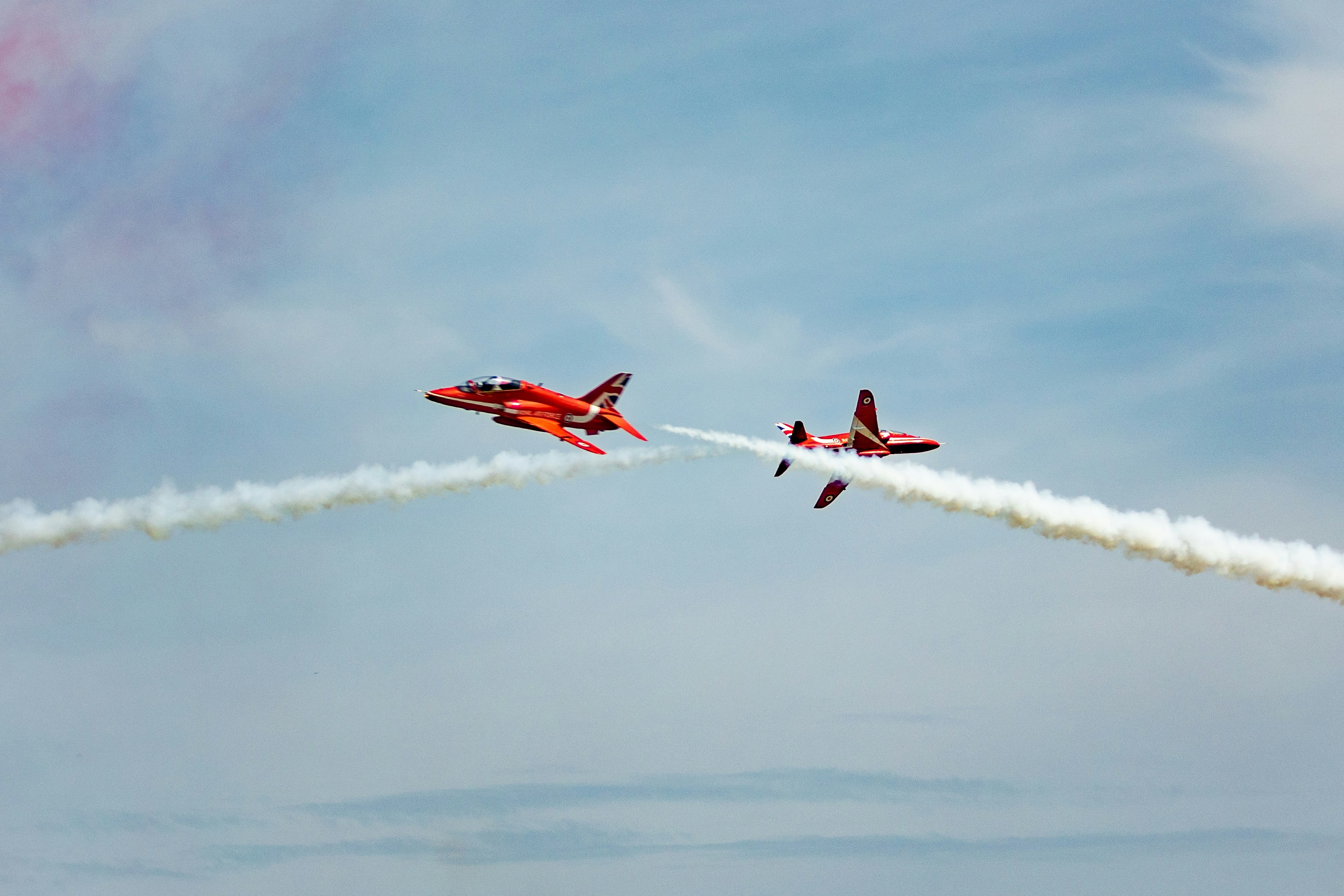 Flugzeuge, die am Himmel fliegen