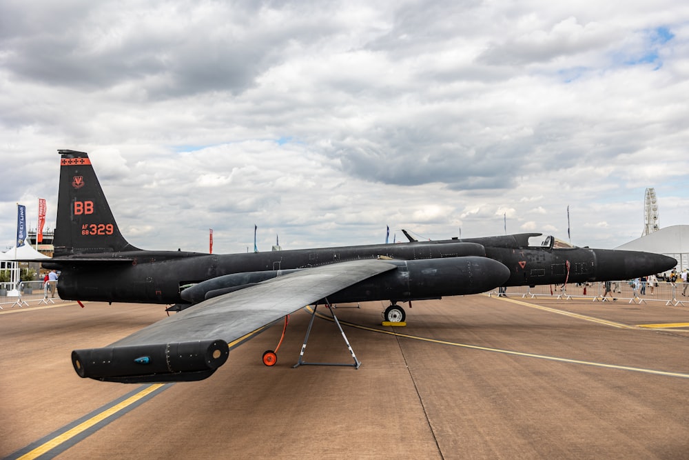 Un aereo nero su una pista