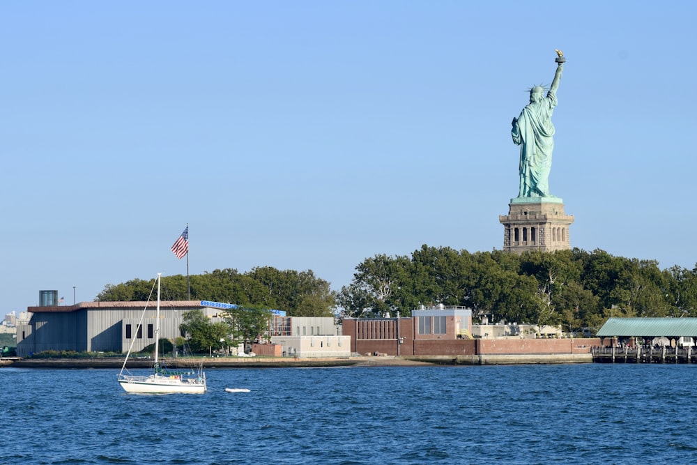 Una estatua de la libertad junto a un cuerpo de agua