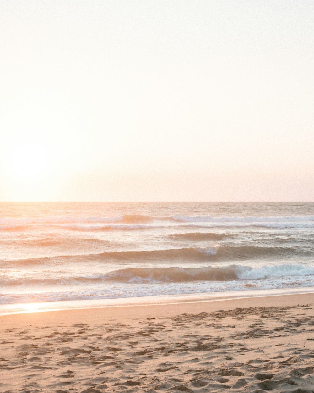 uma praia com ondas batendo