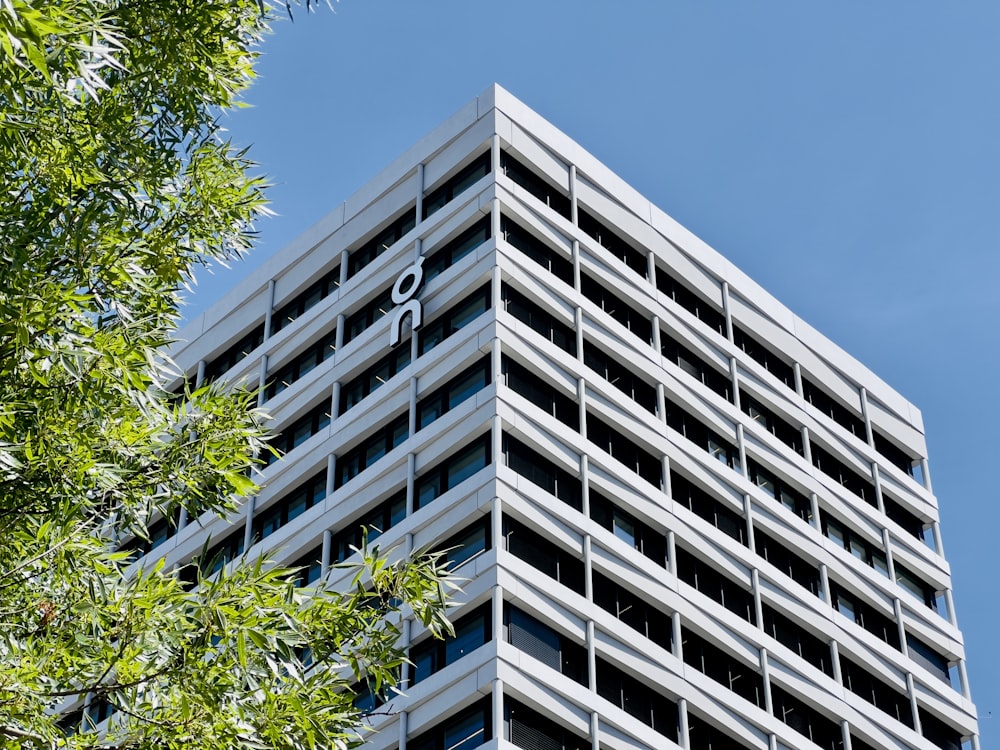 um edifício alto com muitas janelas