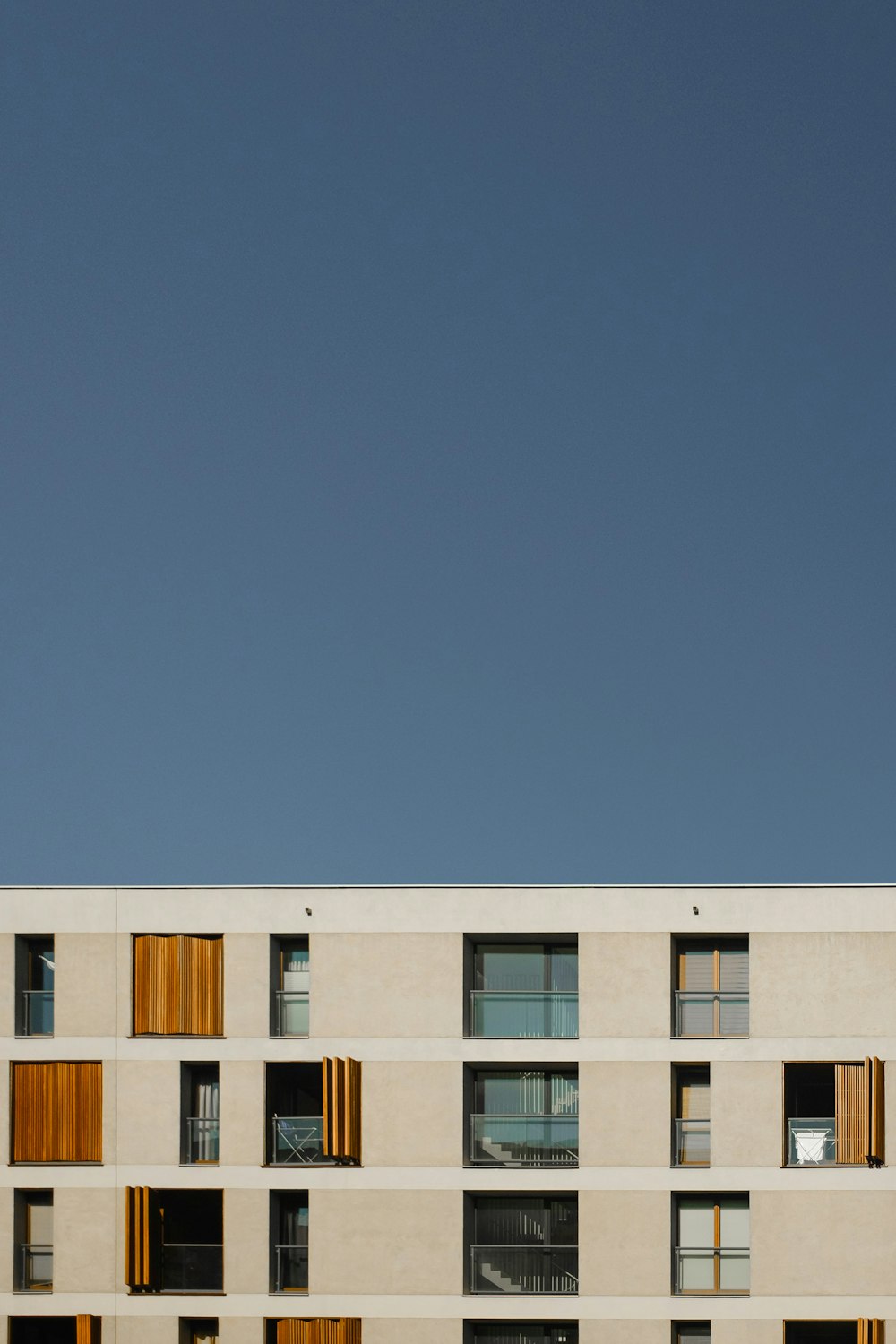 Un edificio con ventanas