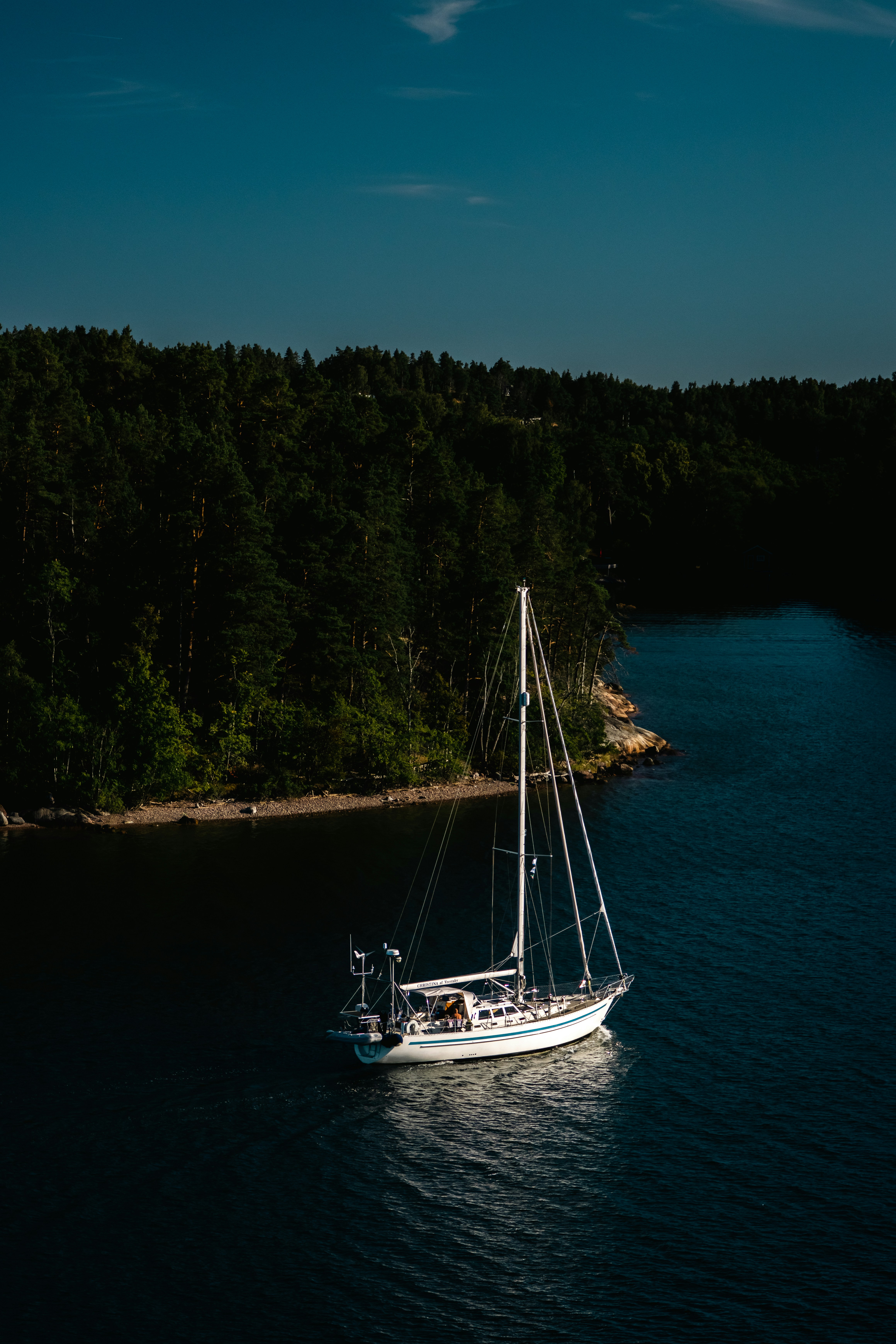 水上を航行するボート