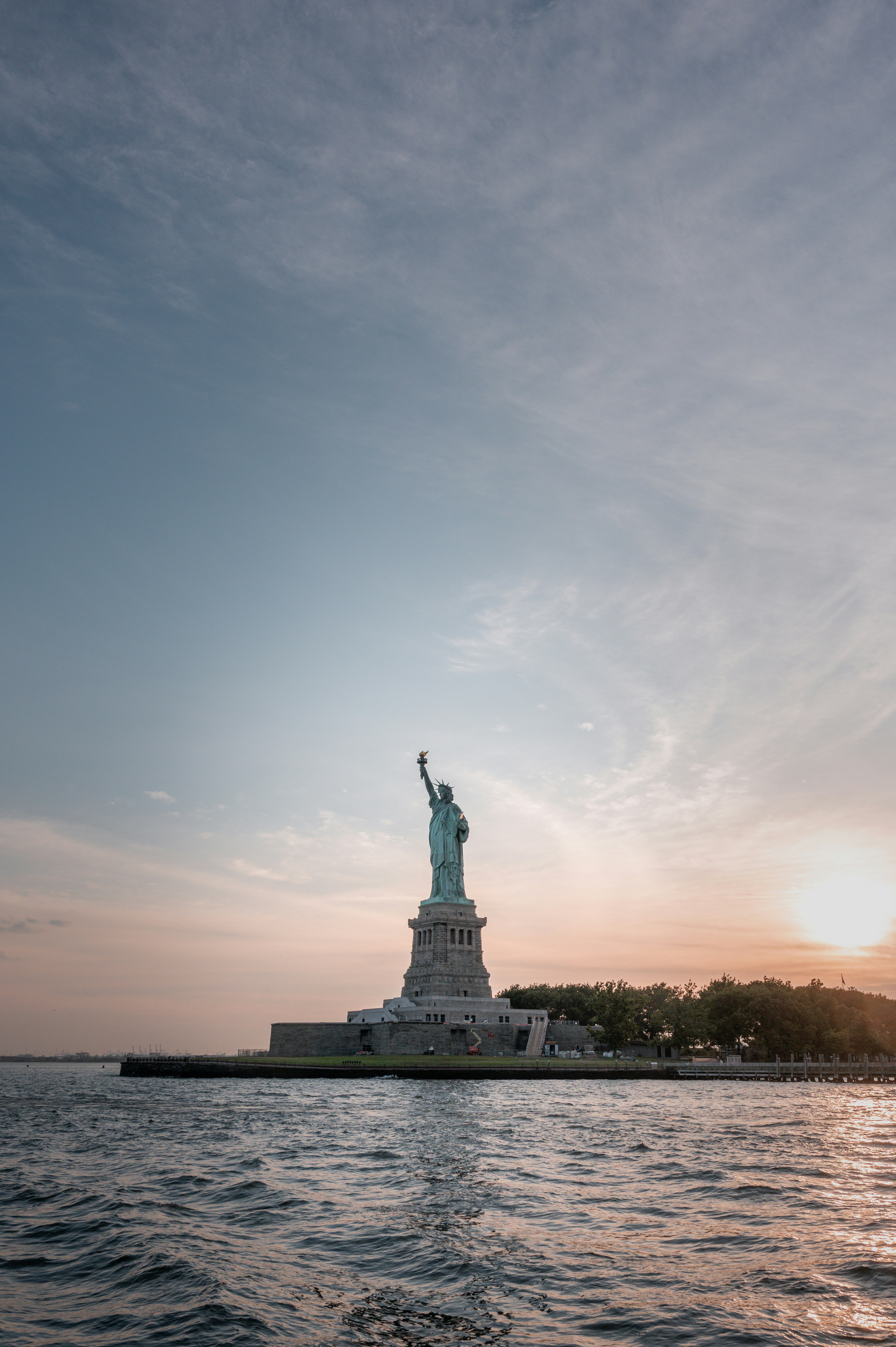 Eine Statue auf einer Insel