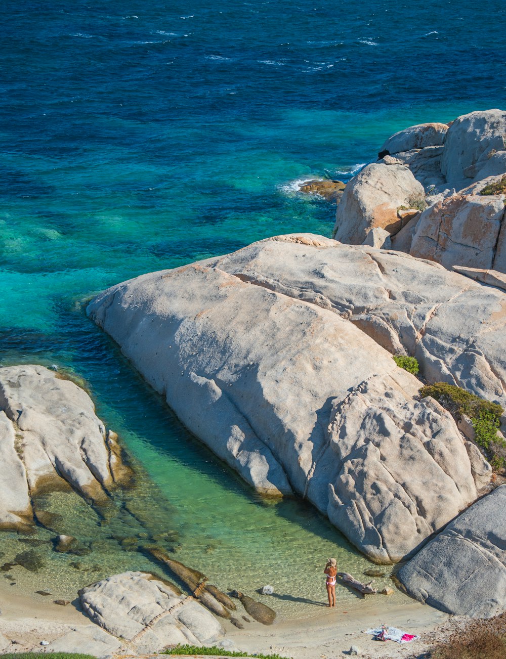 una persona in piedi su una spiaggia