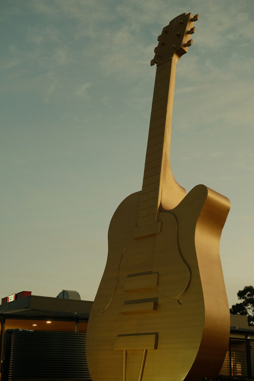 Una guitarra grande en un soporte