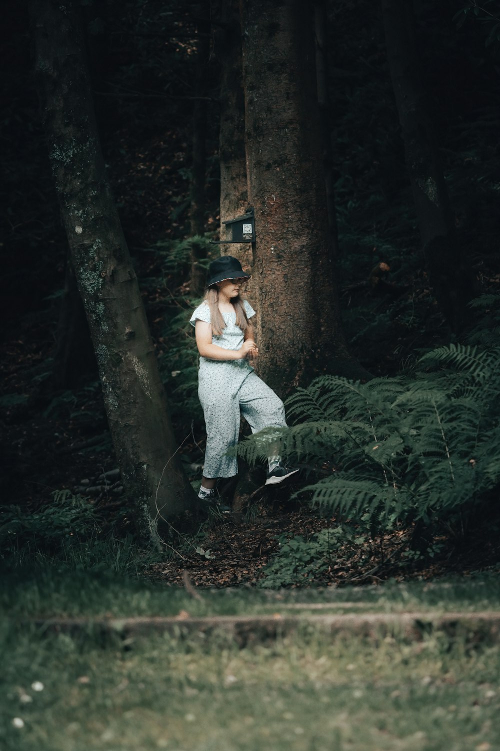 Un uomo in piedi nel bosco