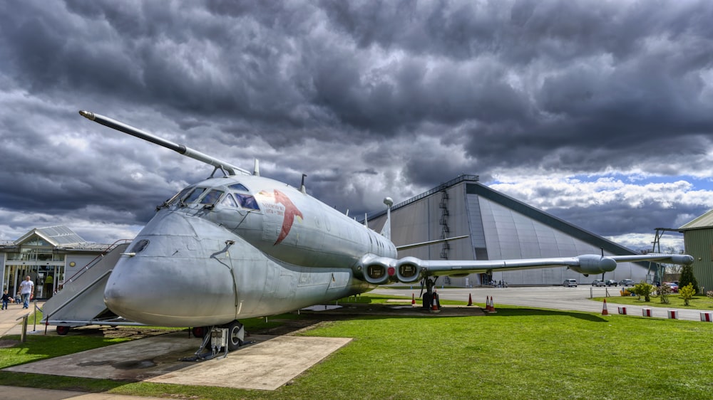 um helicóptero em um suporte