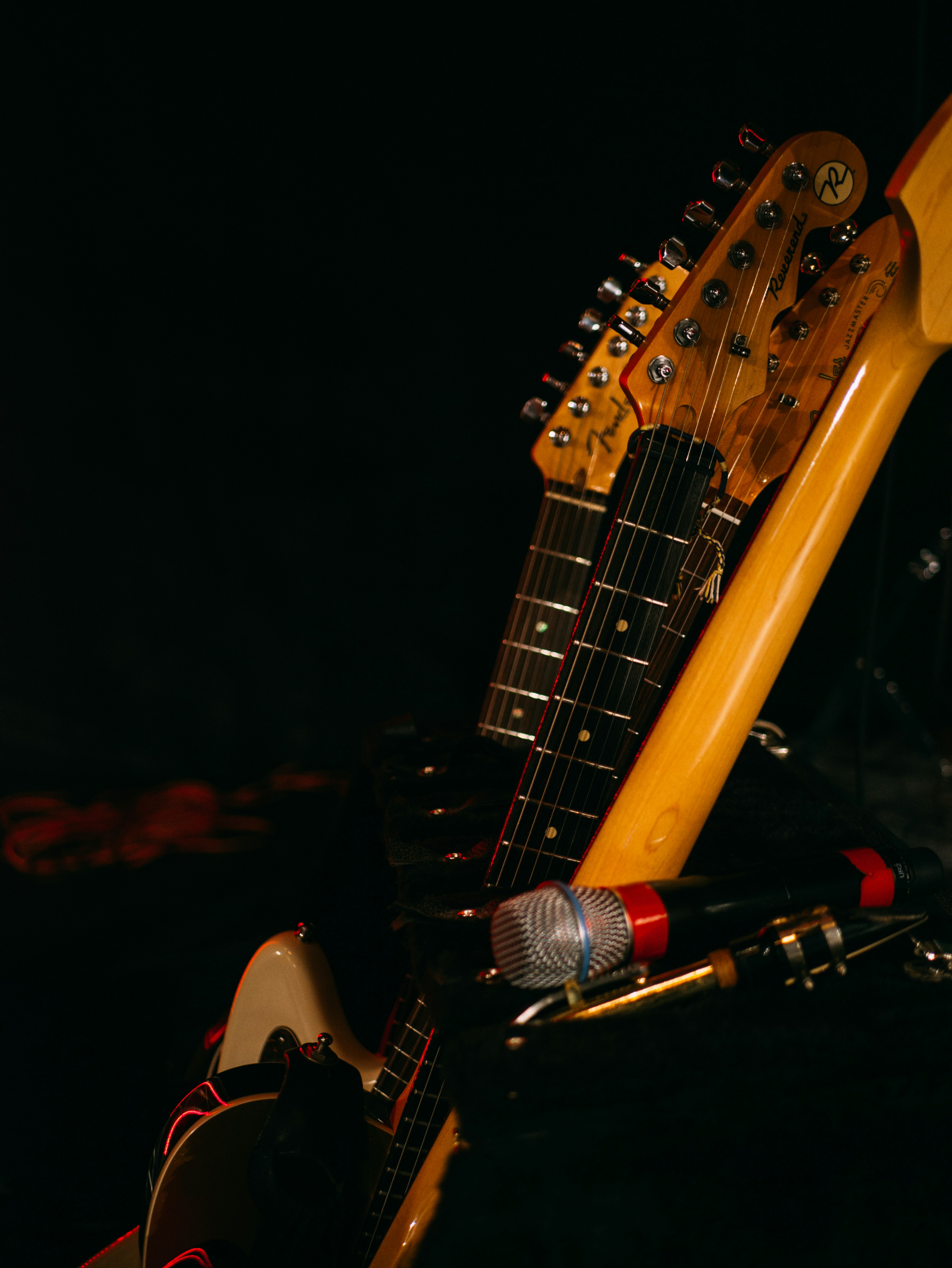 seseorang memegang gitar