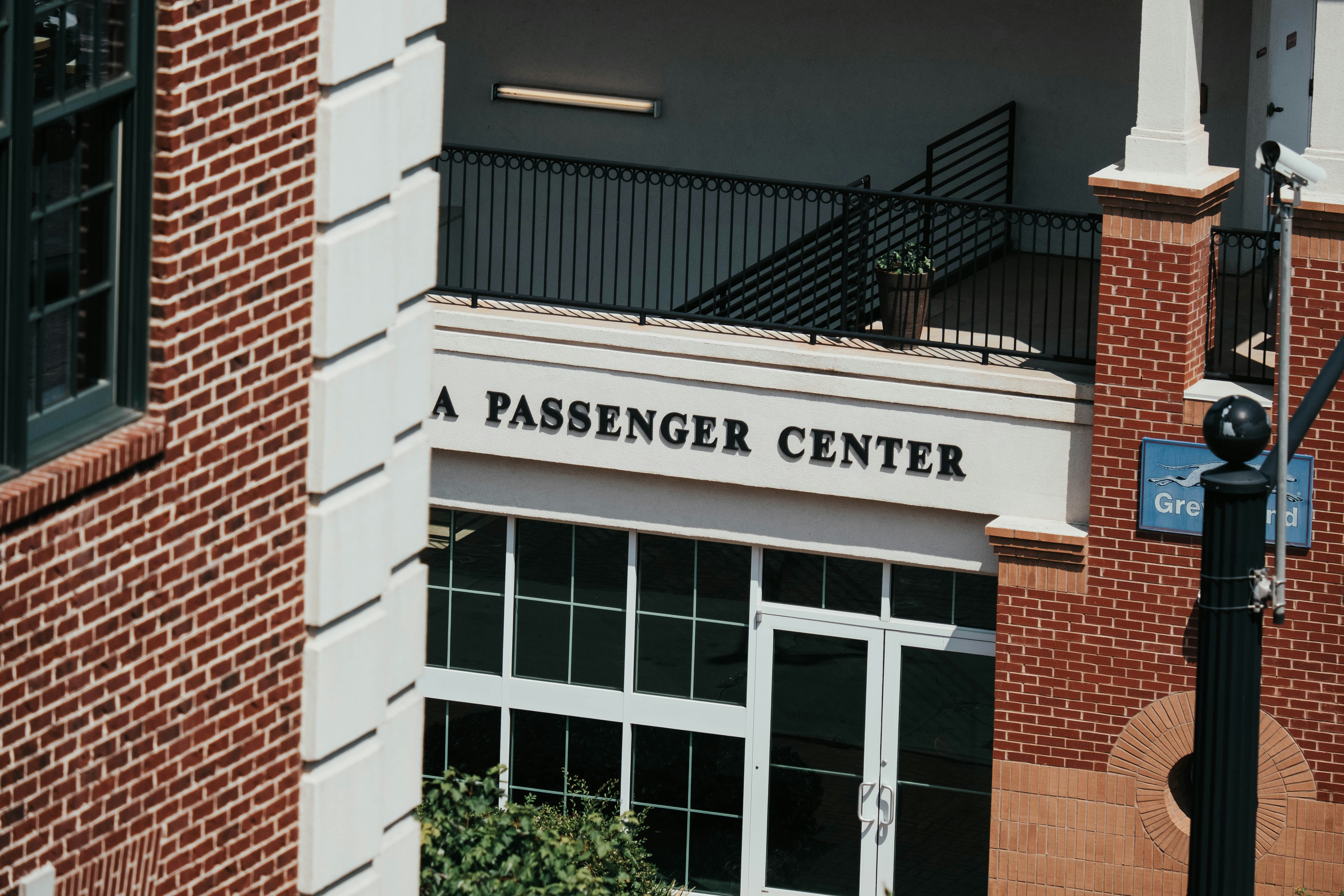 ein Schild an einem Gebäude