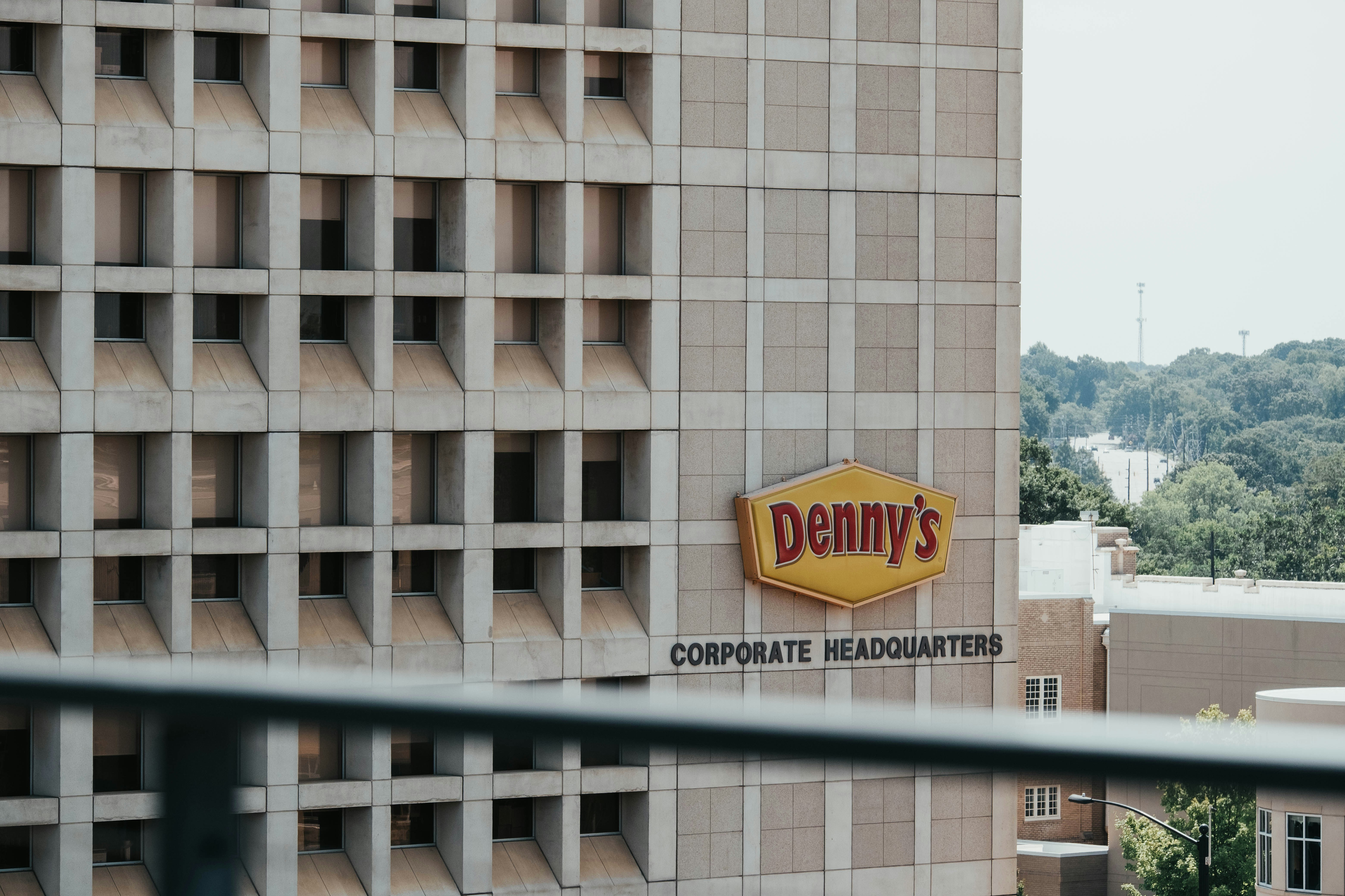 https://images.unsplash.com/photo-1659455949973-599a236d8ed9?ixid=M3w2MjYzNjJ8MHwxfHNlYXJjaHw0fHxEZW5ueSUyN3N8ZW58MHwwfHx8MTcyNDM1NTI1N3ww&ixlib=rb-4.0.3