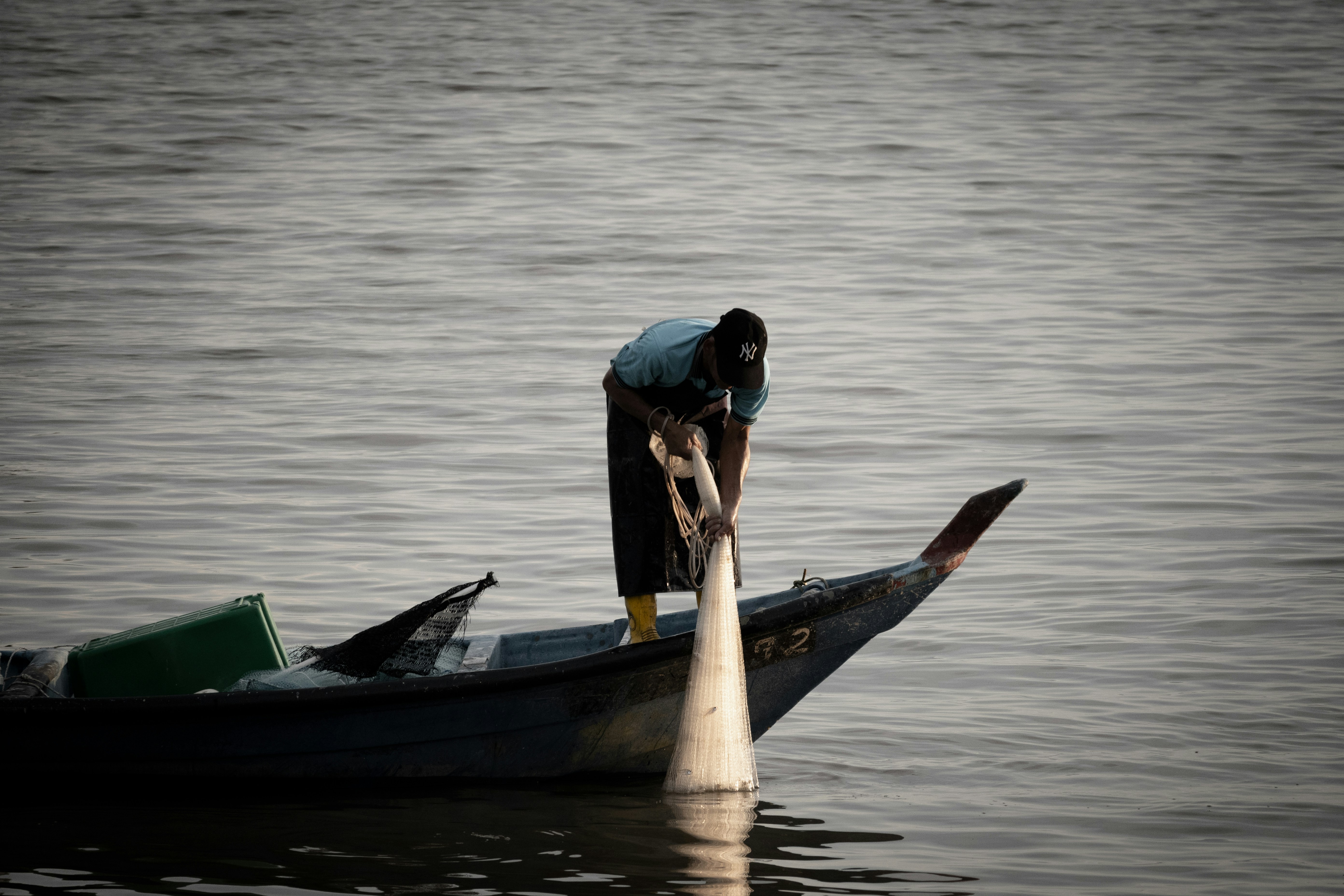 una persona en un barco