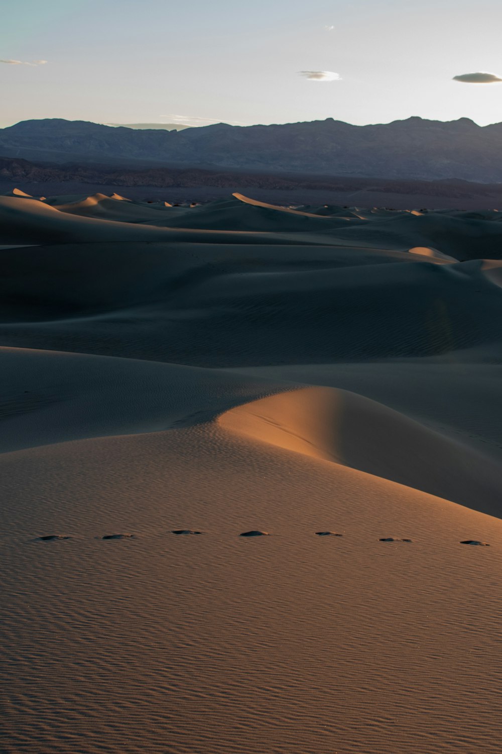 Eine Wüstenlandschaft mit Sand