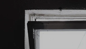 Close-up of a modern aluminum window frame installed in a cozy home in Río Gallegos.