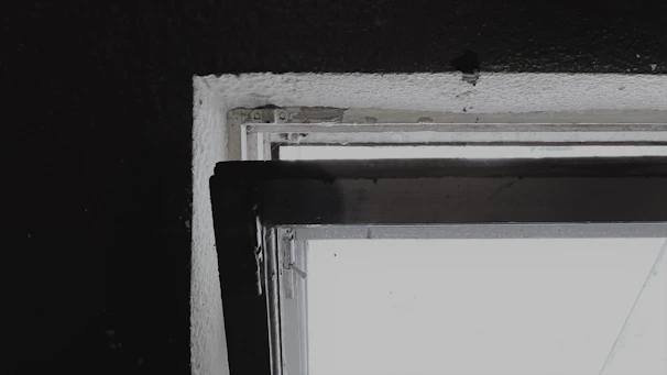 Close-up of a modern aluminum window frame installed in a cozy home in Río Gallegos.