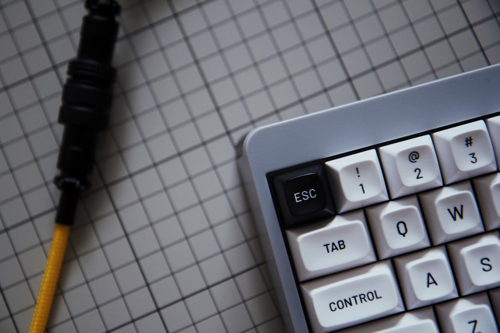 uma caneta preta e branca em um teclado branco