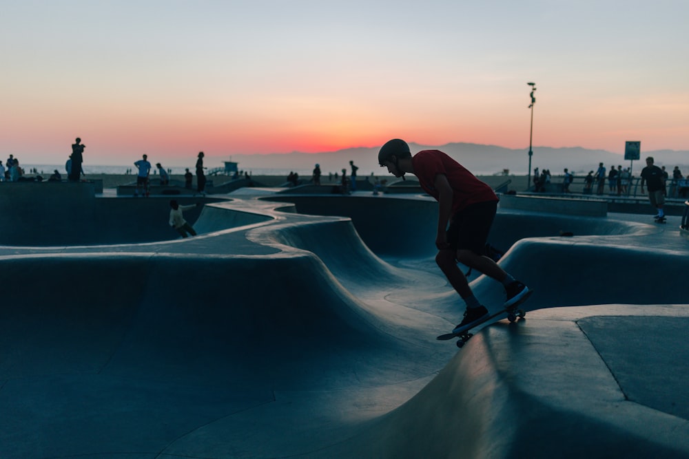 Un uomo che cavalca uno skateboard in uno skate park