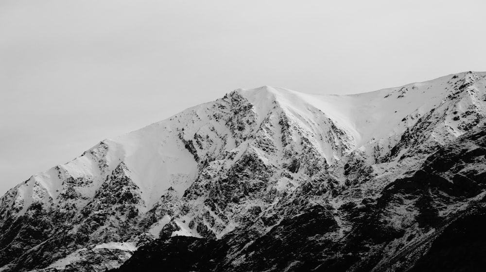 雪に覆われた山
