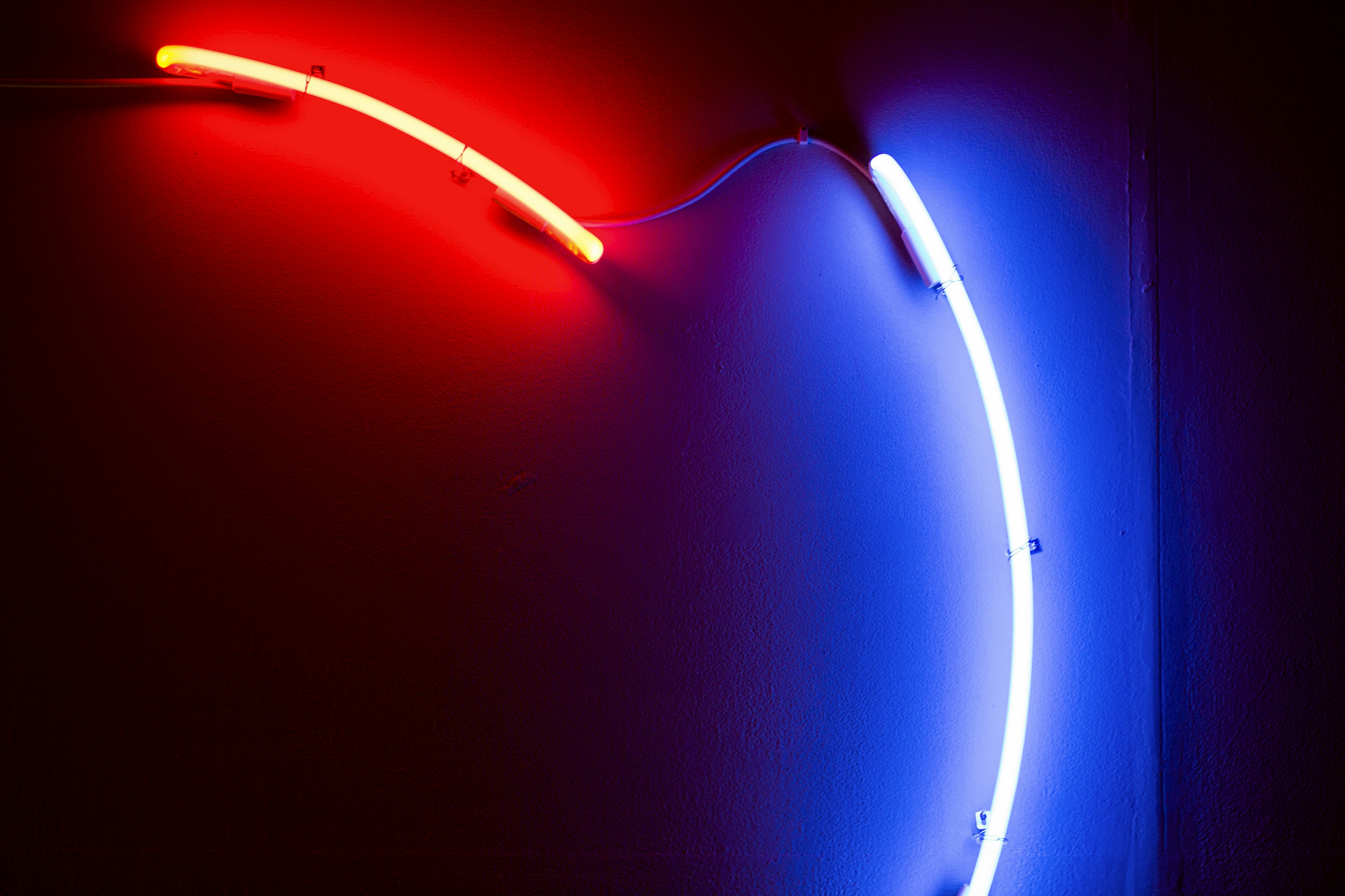 un primo piano di una luce