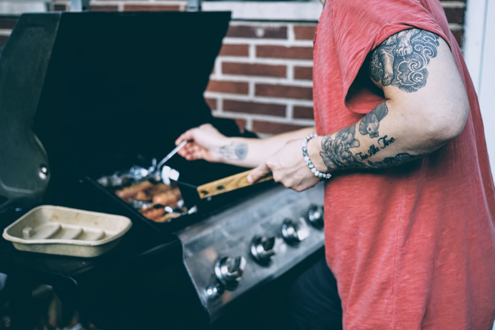 Eine Person bereitet Essen in einer Küche zu