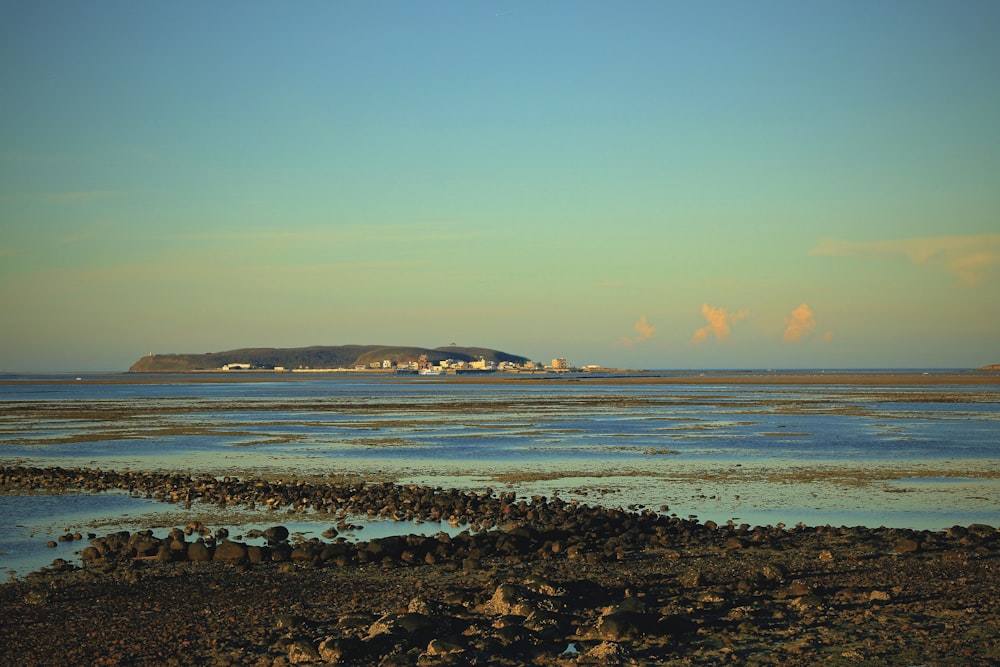 Ein Strand mit Felsen und Wasser