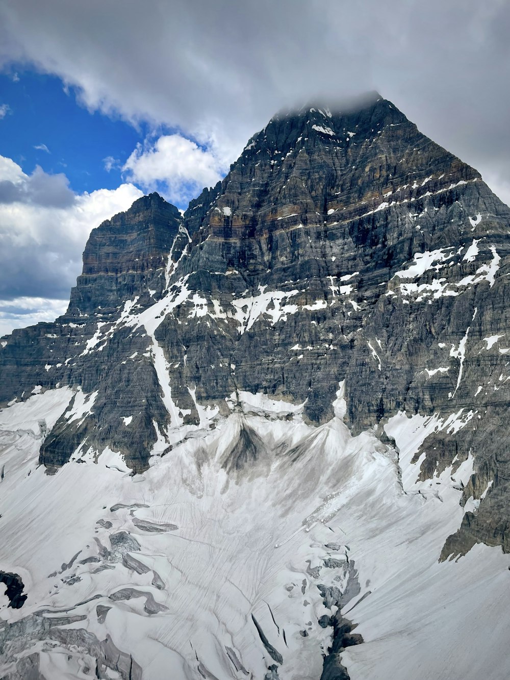 Une montagne enneigée avec une vallée en contrebas