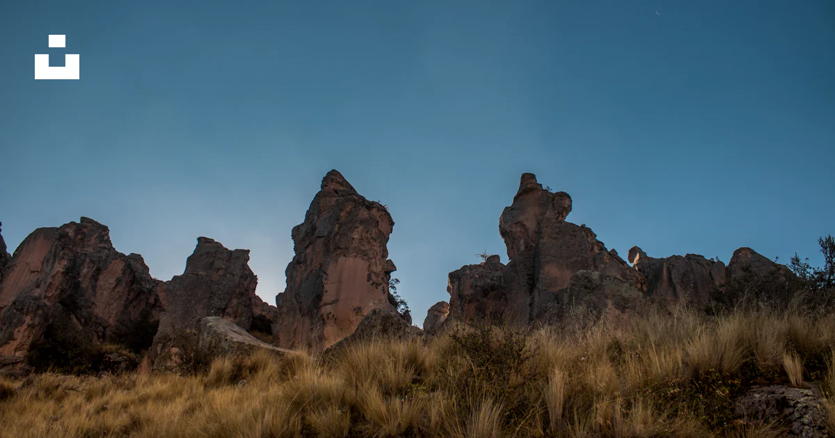 Peru Square Rocks A group of tall rocks in a grassy area photo – Free Perú Image on Unsplash