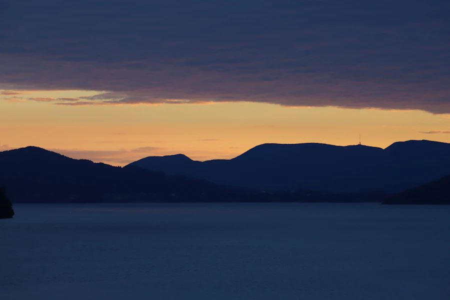 Fjord norvégien entouré de montagnes