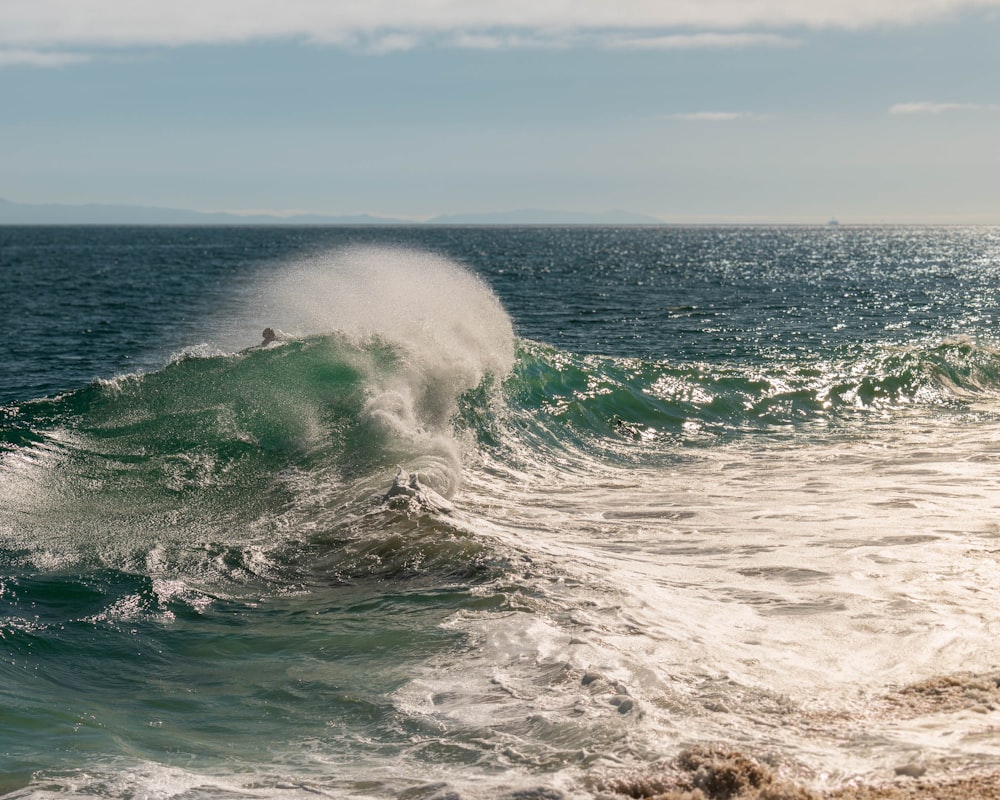 Une vague s’écrasant sur une plage