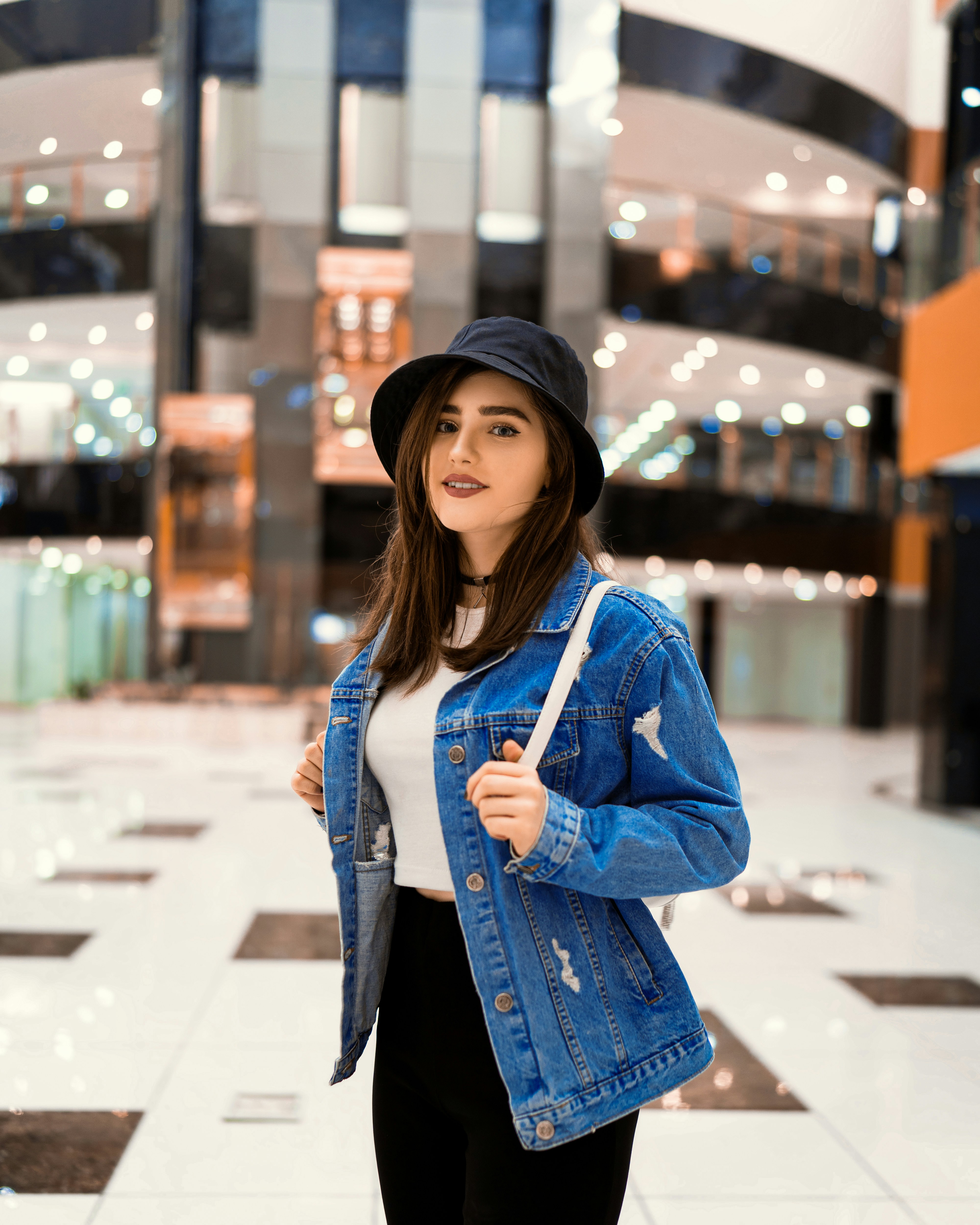 A woman holding a bag photo – Free Woman Image on Unsplash