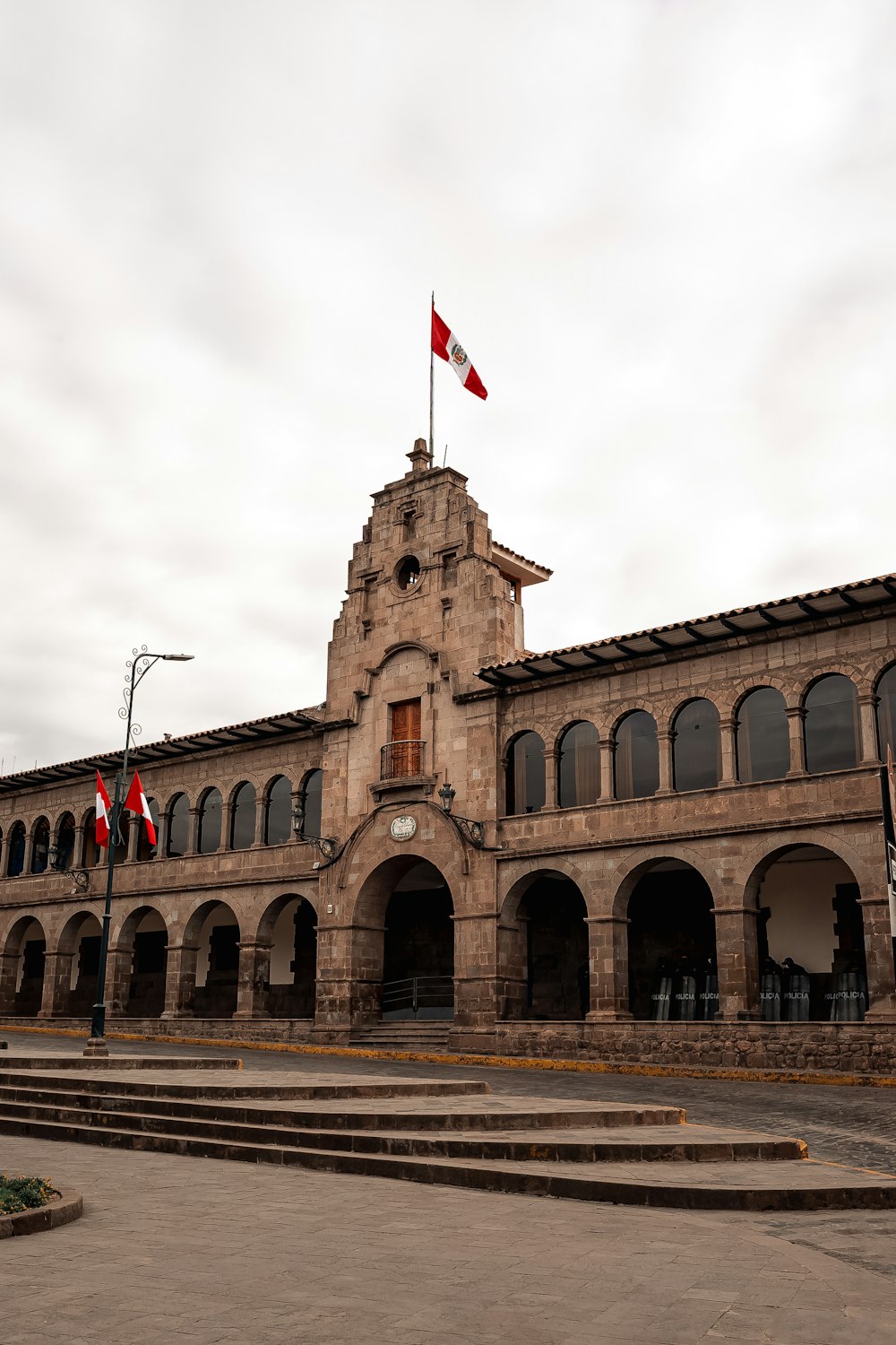 um edifício com bandeiras no telhado