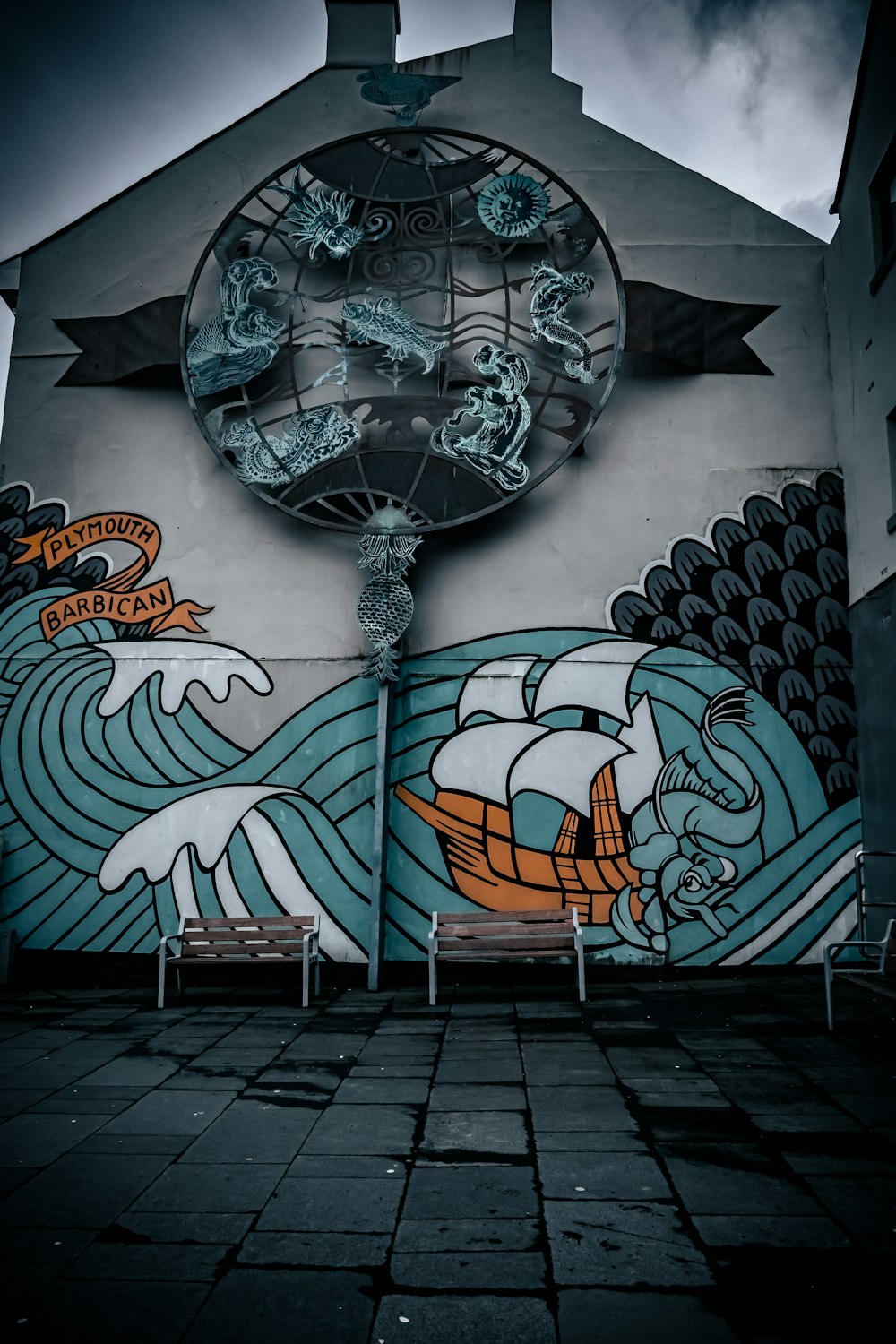 Un mur avec des graffitis