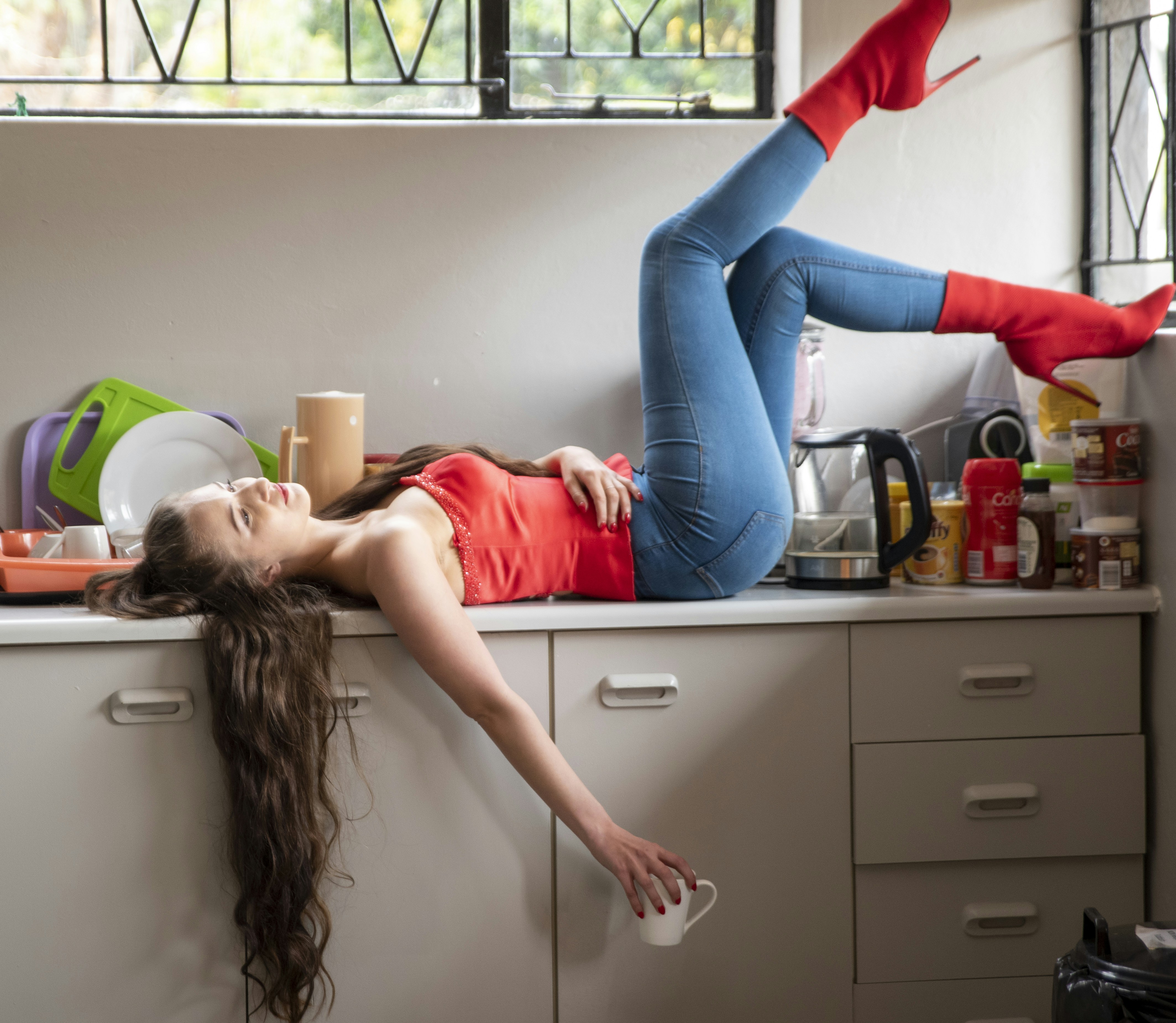 une femme allongée sur un comptoir