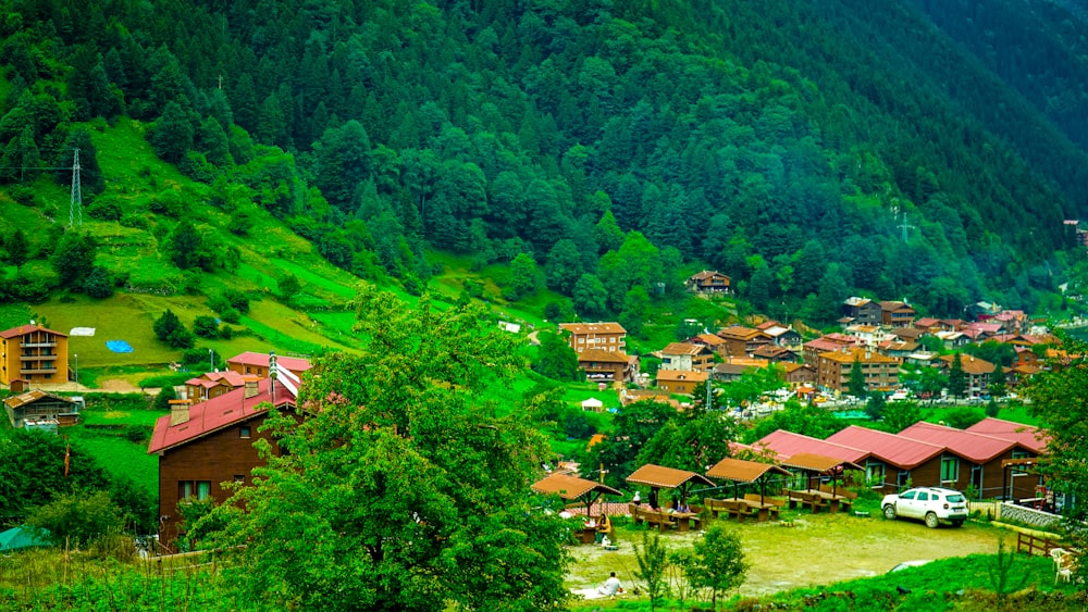 uma pequena cidade nas montanhas