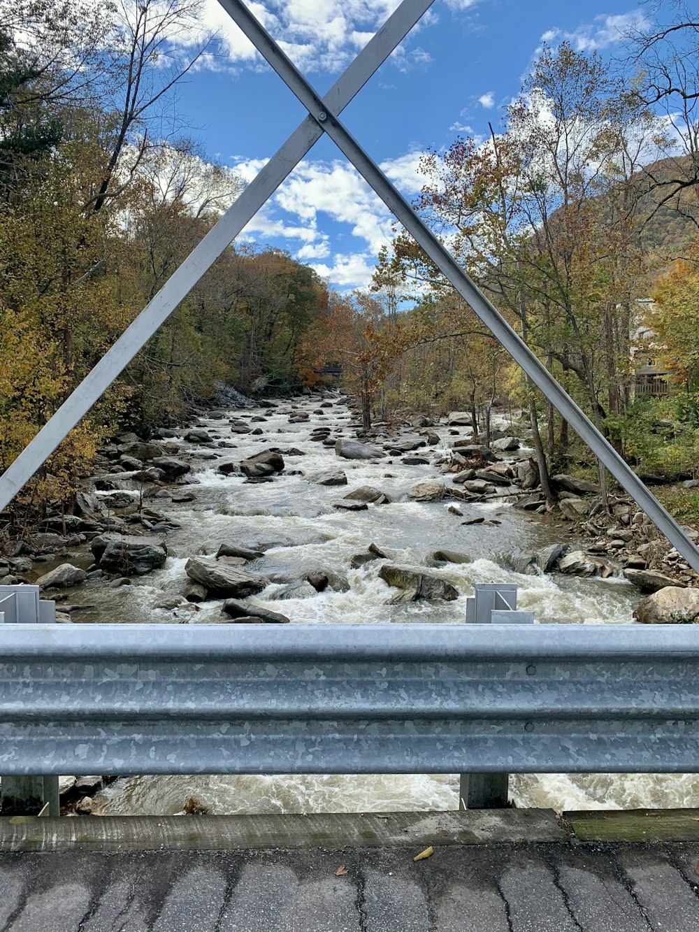 Un puente sobre un río