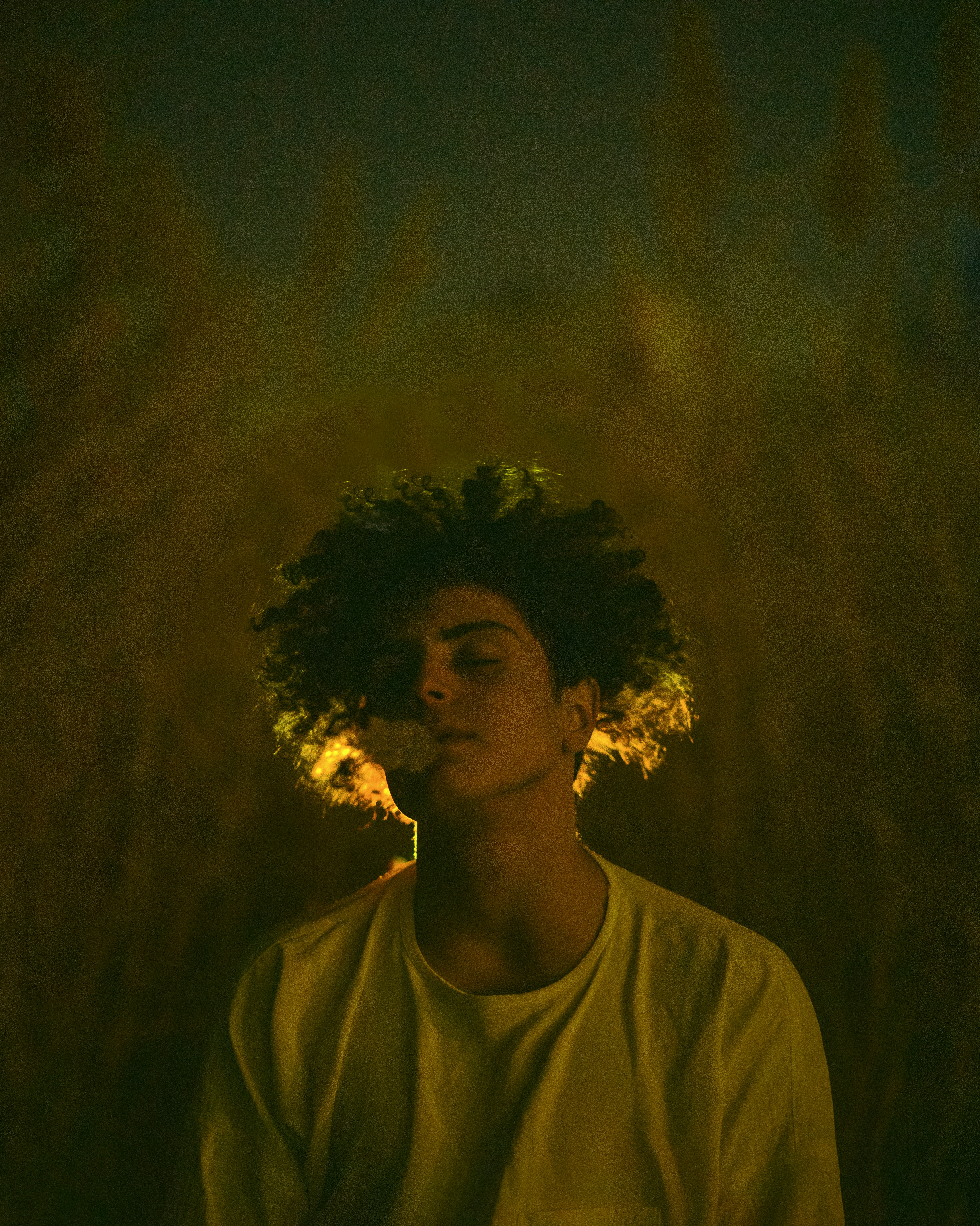 um homem com um fogo no cabelo
