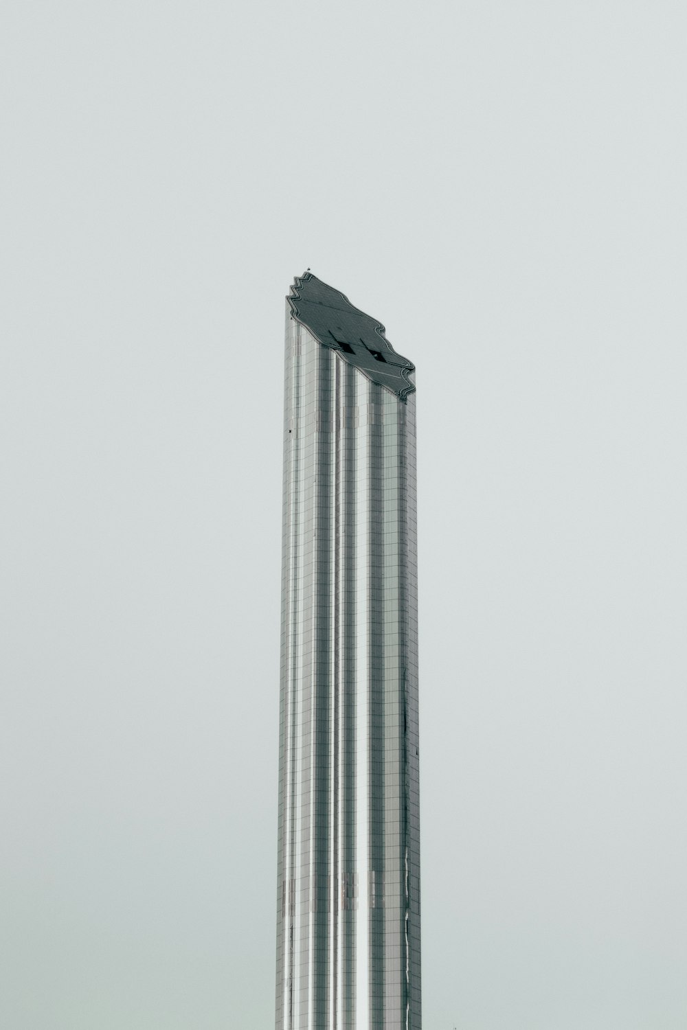 Ein hohes Gebäude mit geschwungener Spitze