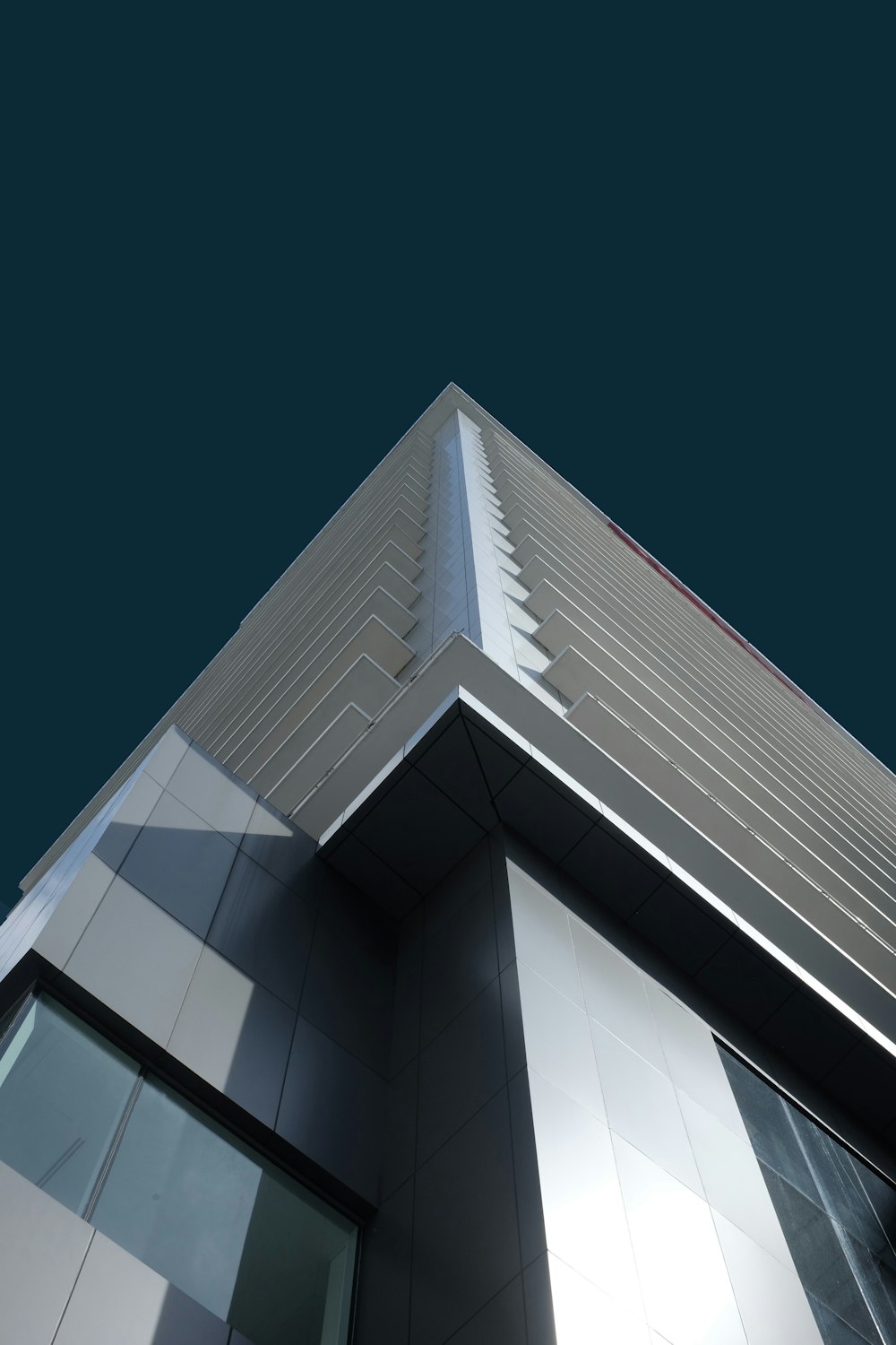 uma visão de baixo ângulo de um edifício