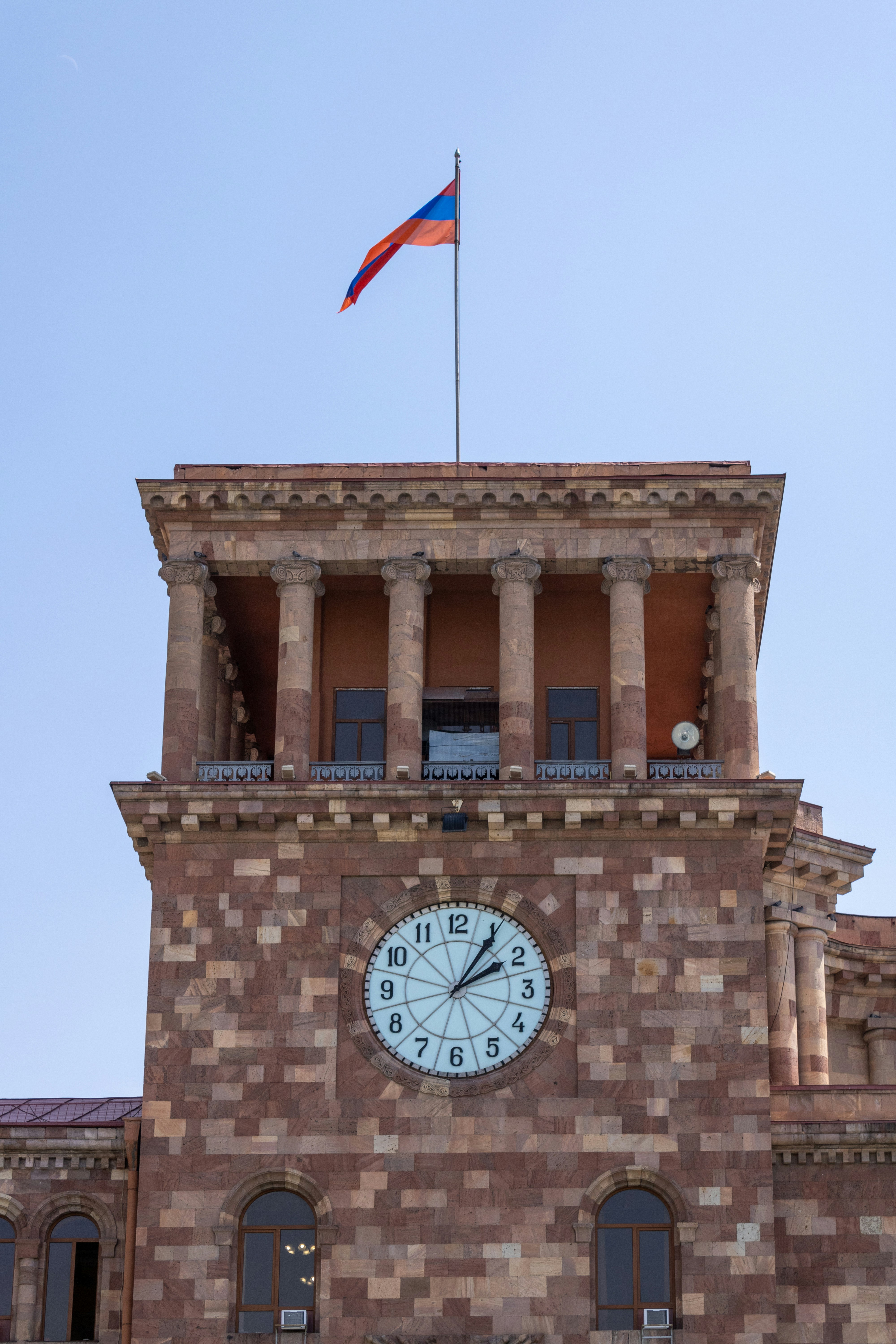 un orologio su un edificio di mattoni
