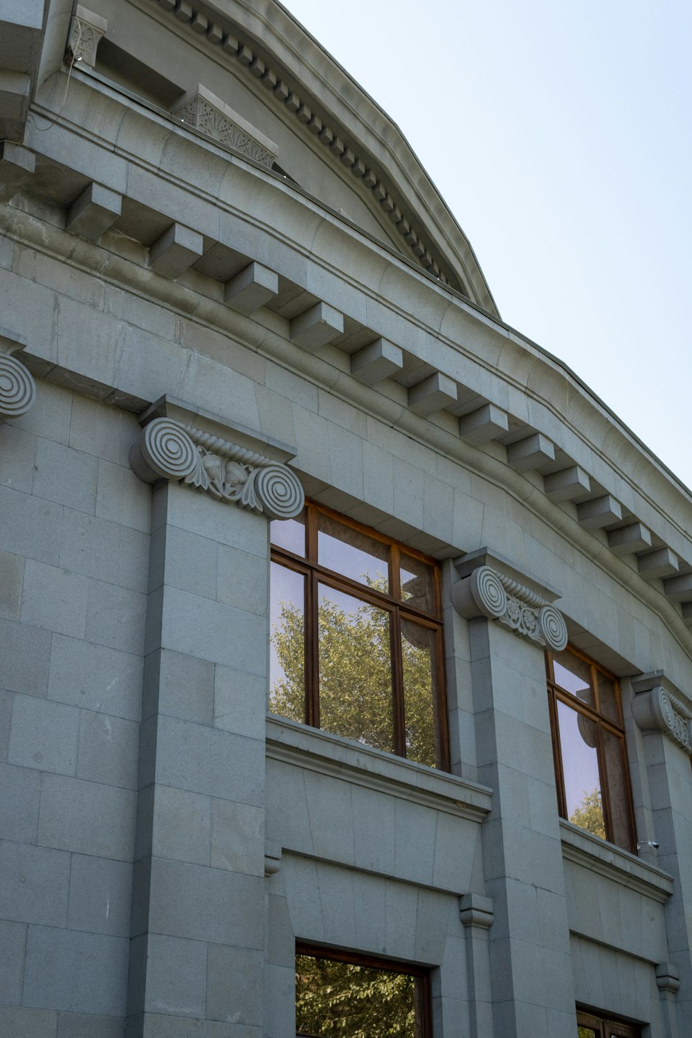 Un edificio con un muro de piedra