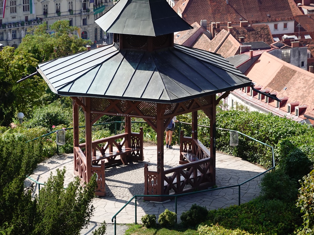 une pagode avec une terrasse et un parasol