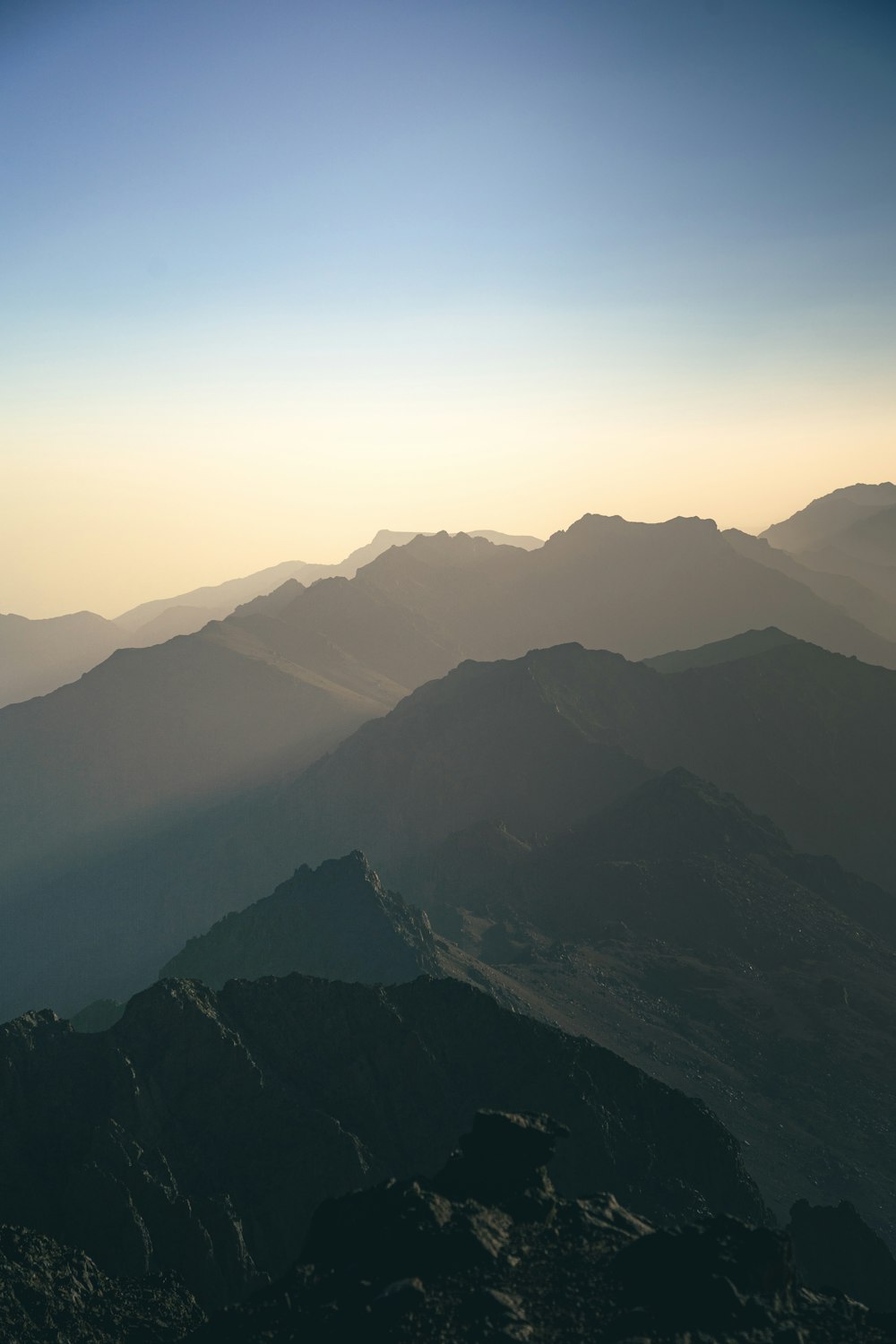 Una vista de una cadena montañosa