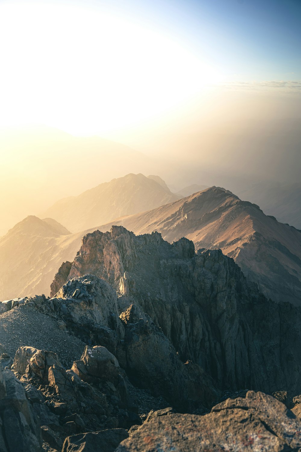 霧のある山