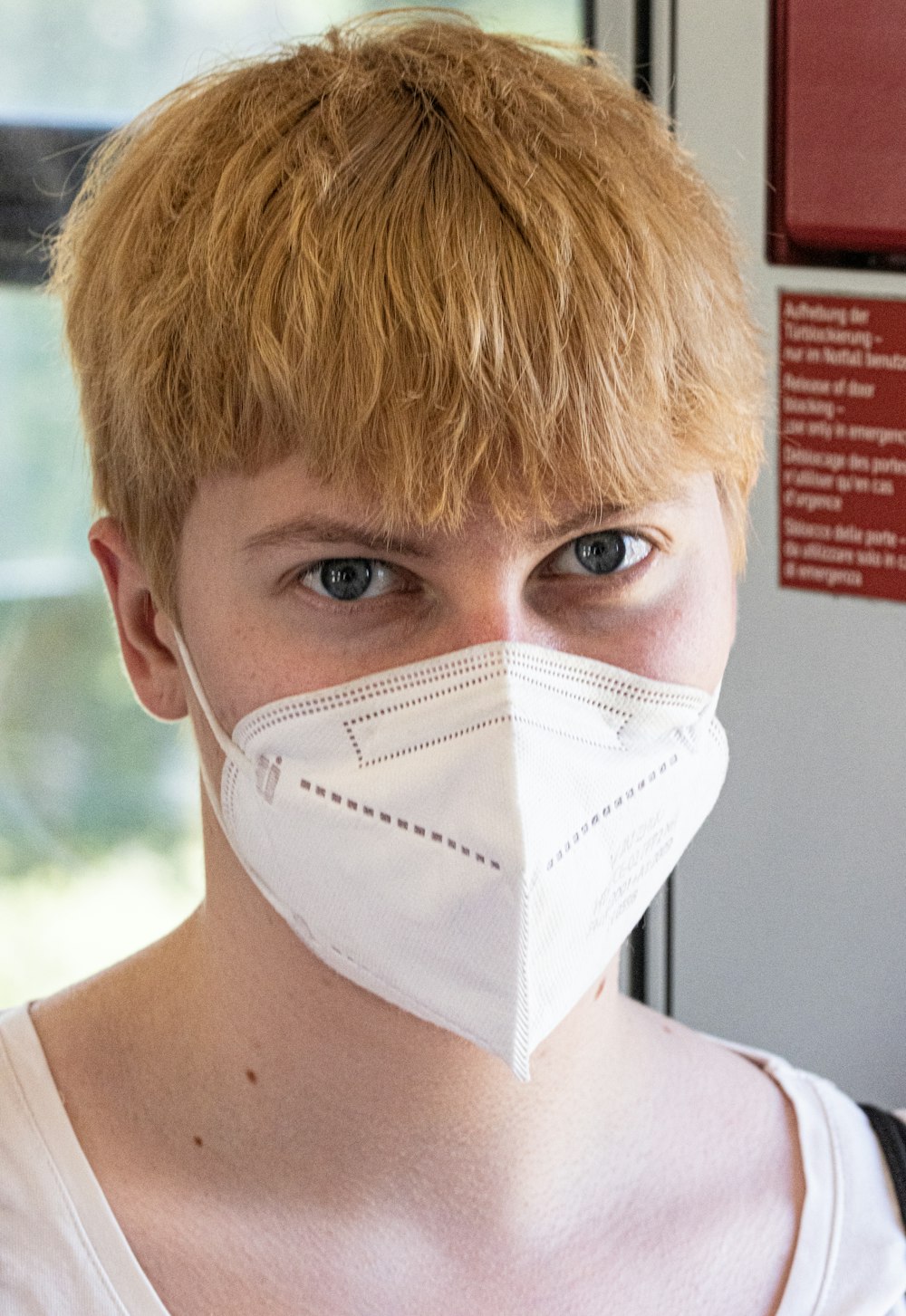 una persona con una maschera sul viso