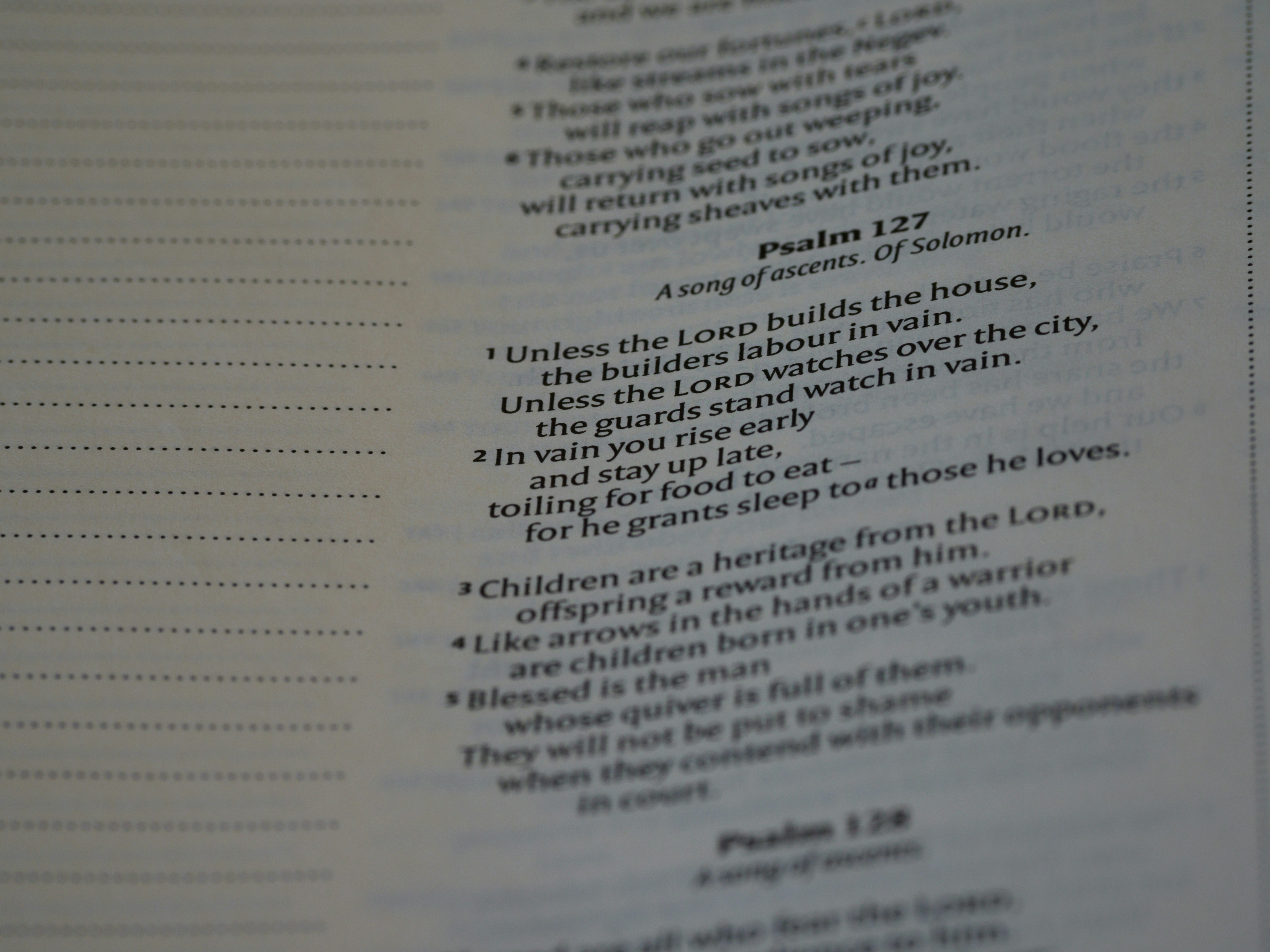 Graphic depicting a checklist for selecting VR brain wellness applications