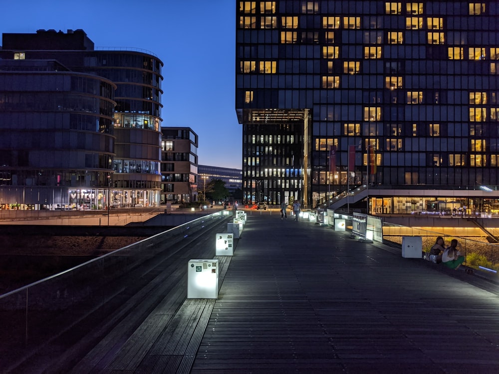 Una ciudad con edificios altos