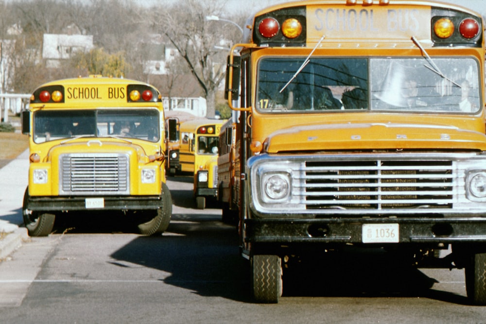 eine Reihe von Schulbussen